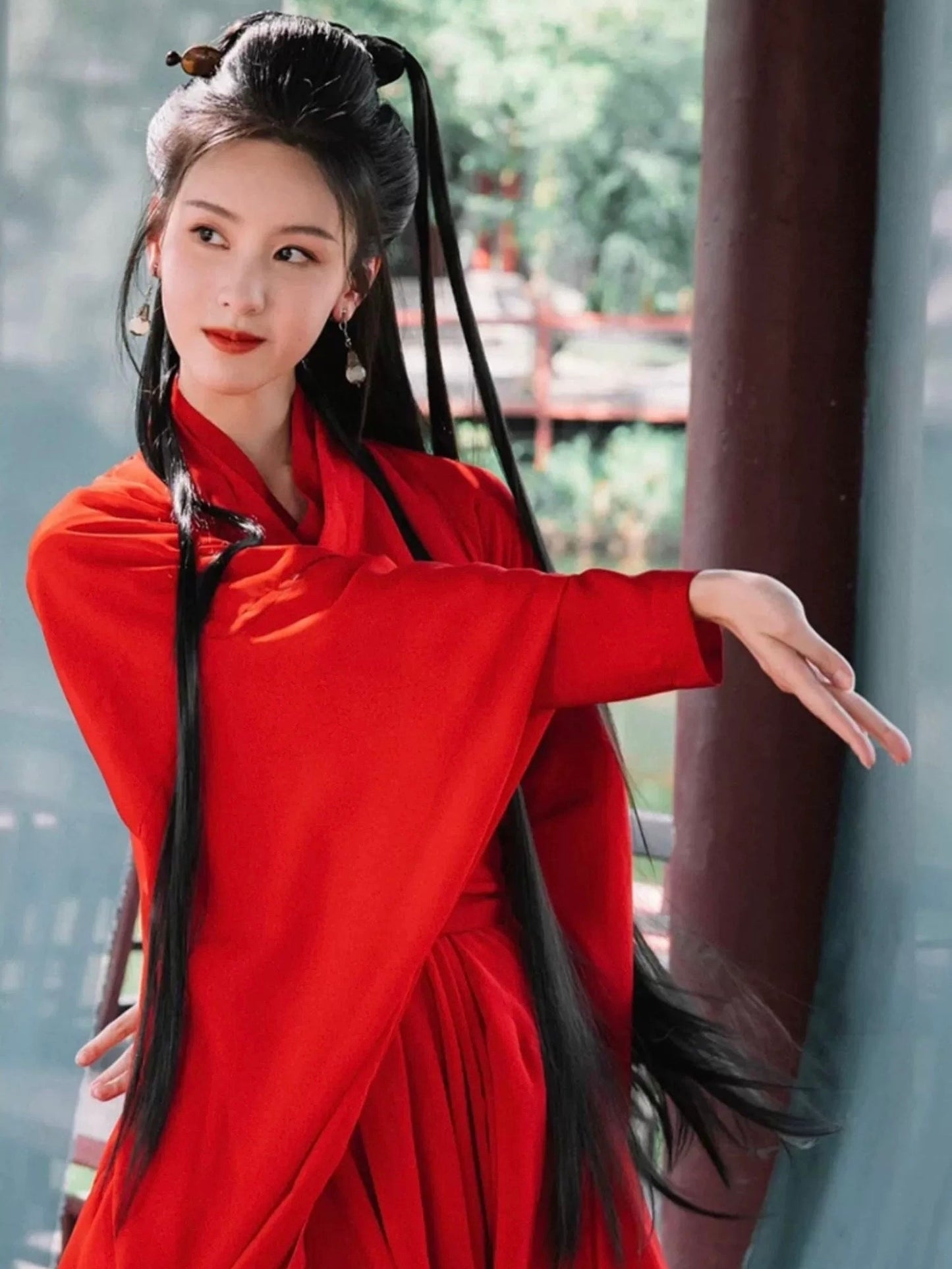 Ethereal Grace: 魏晋スタイルにインスピレーションを得た深紅の漢服アンサンブル