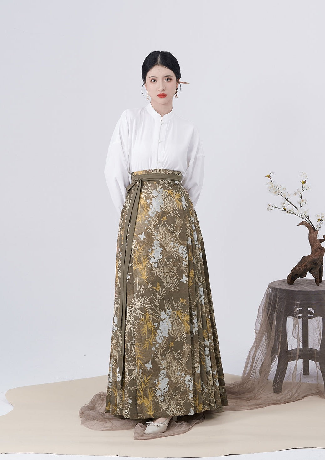 胡蝶蘭のエレガンス:明王朝風の刺繍が施されたオリジナル漢服アンサンブル、モダンなマミアンスカート4点セット