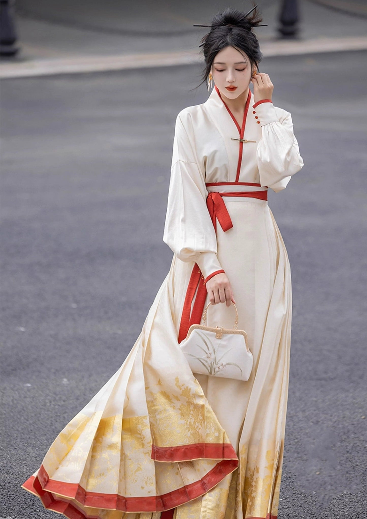 優雅な美しさ: 牡丹赤ボーダー錦織漢服アンサンブル、裾幅 6 メートル - 日常着や特別な行事に最適