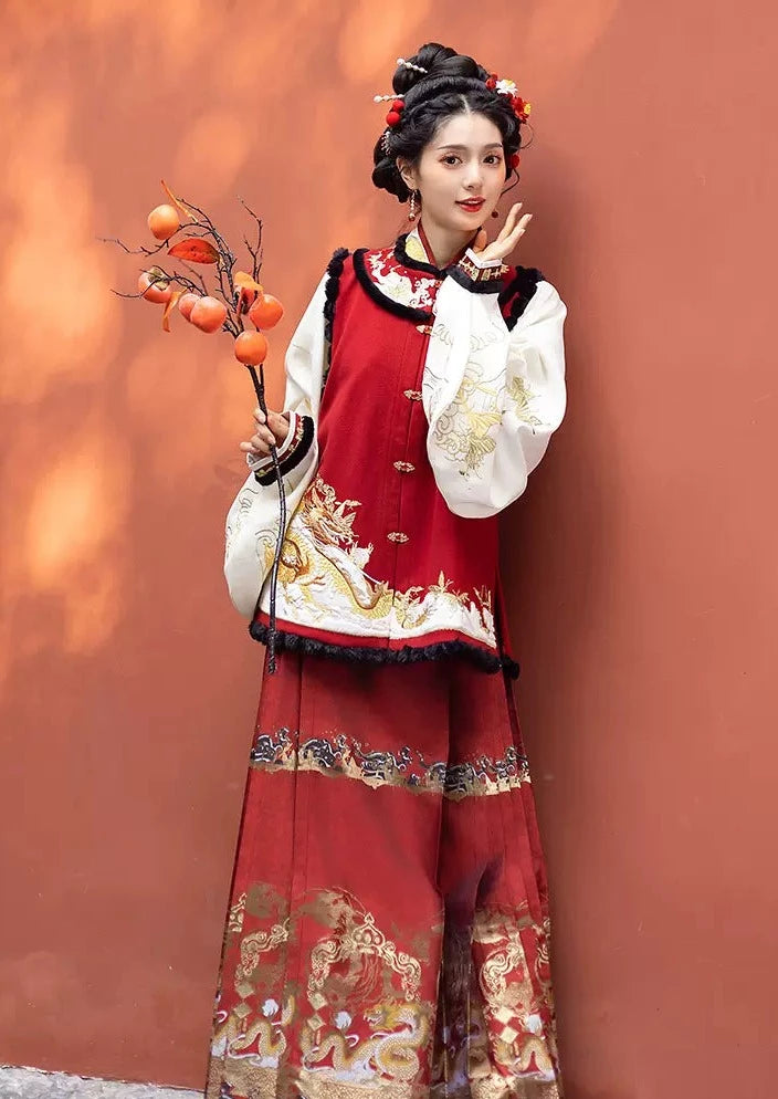百年漢服:女性用金織りと馬の顔の刺繍が施された明朝スタイルのビジア