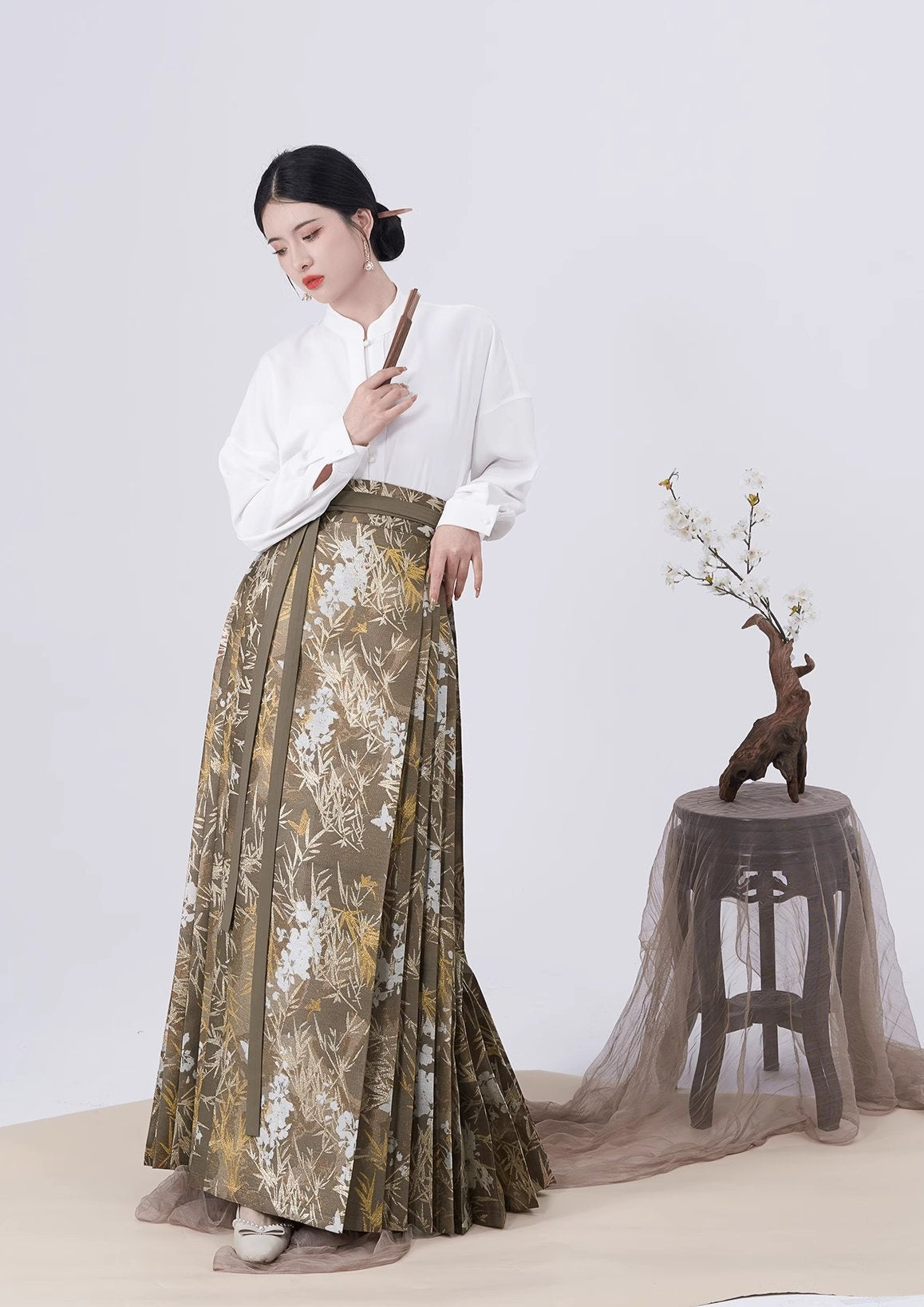胡蝶蘭のエレガンス:明王朝風の刺繍が施されたオリジナル漢服アンサンブル、モダンなマミアンスカート4点セット