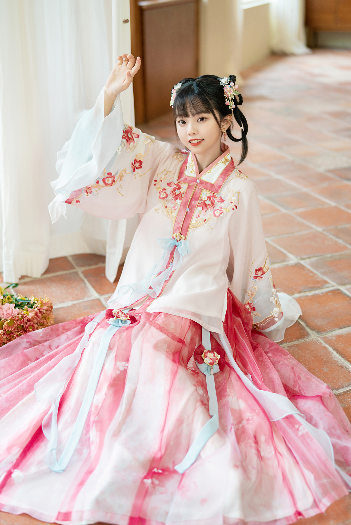 Hua Rong Man : Floral Infinity Loop