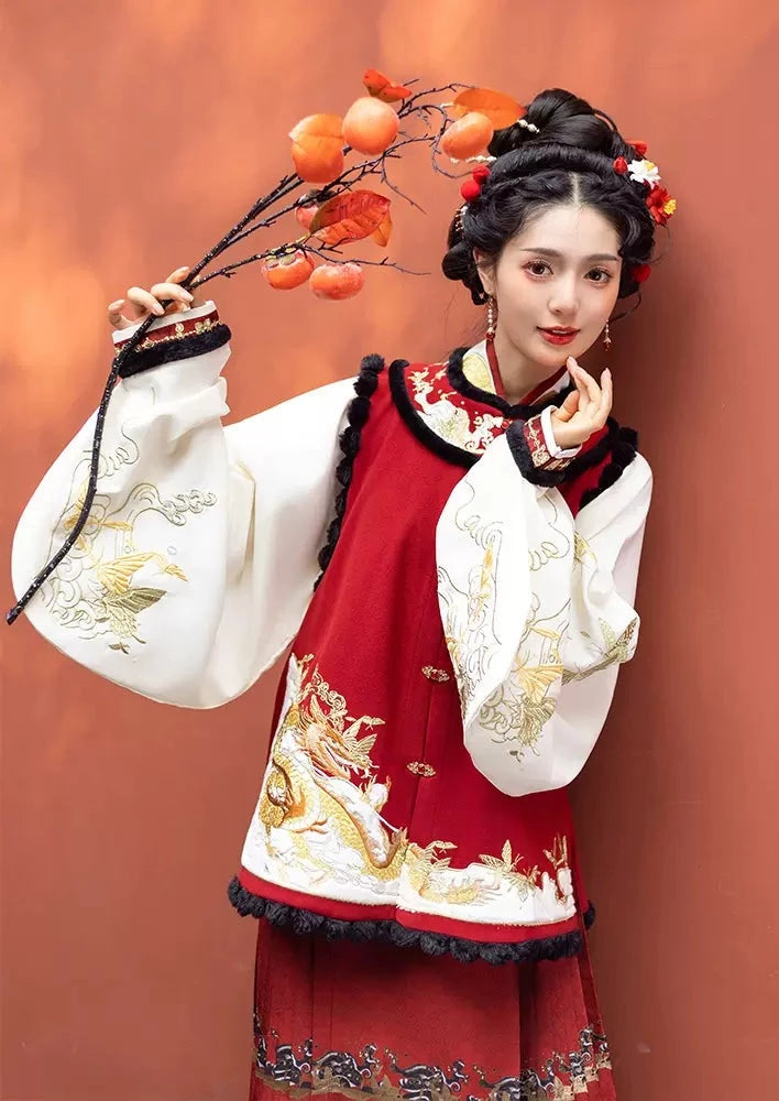 百年漢服:女性用金織りと馬の顔の刺繍が施された明朝スタイルのビジア