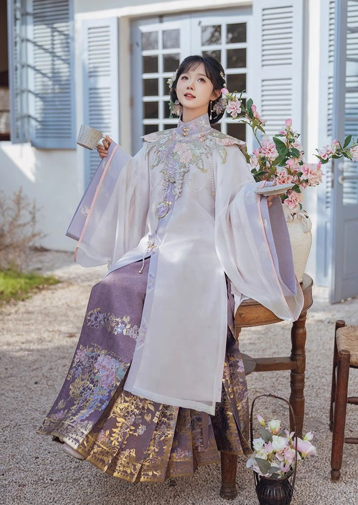 優雅な漢服の 3 点アンサンブル: 明朝のインスピレーションを取り入れた伝統の取り入れ - 春夏向けのクラウドショルダー ジャケットと流れるようなスカート