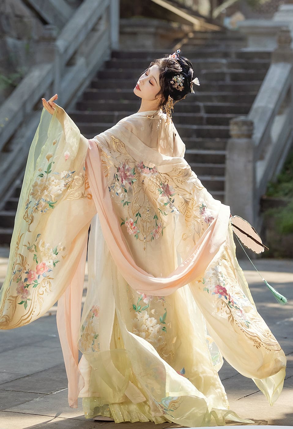 精巧な手作りの漢服: 唐時代風のグラデーション刺繍と流れるような袖
