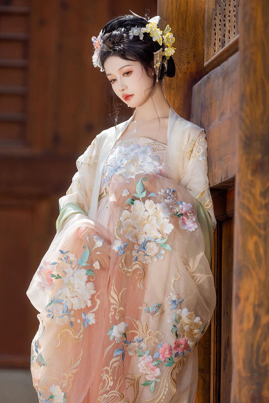 精巧な手作りの漢服: 唐時代風のグラデーション刺繍と流れるような袖