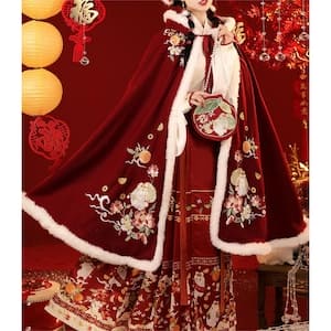 女性用のオリジナルの長い古代スタイルのマント漢服:馬の顔のスカートが付いた明朝の冬用コート、新年のマント用に厚くされています。