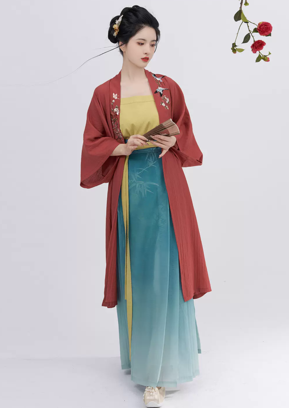 オリジナルの明朝の漢服:女性用の刺繍入り半袖クロスカラーキャミソールとグラデーション馬の顔のスカート