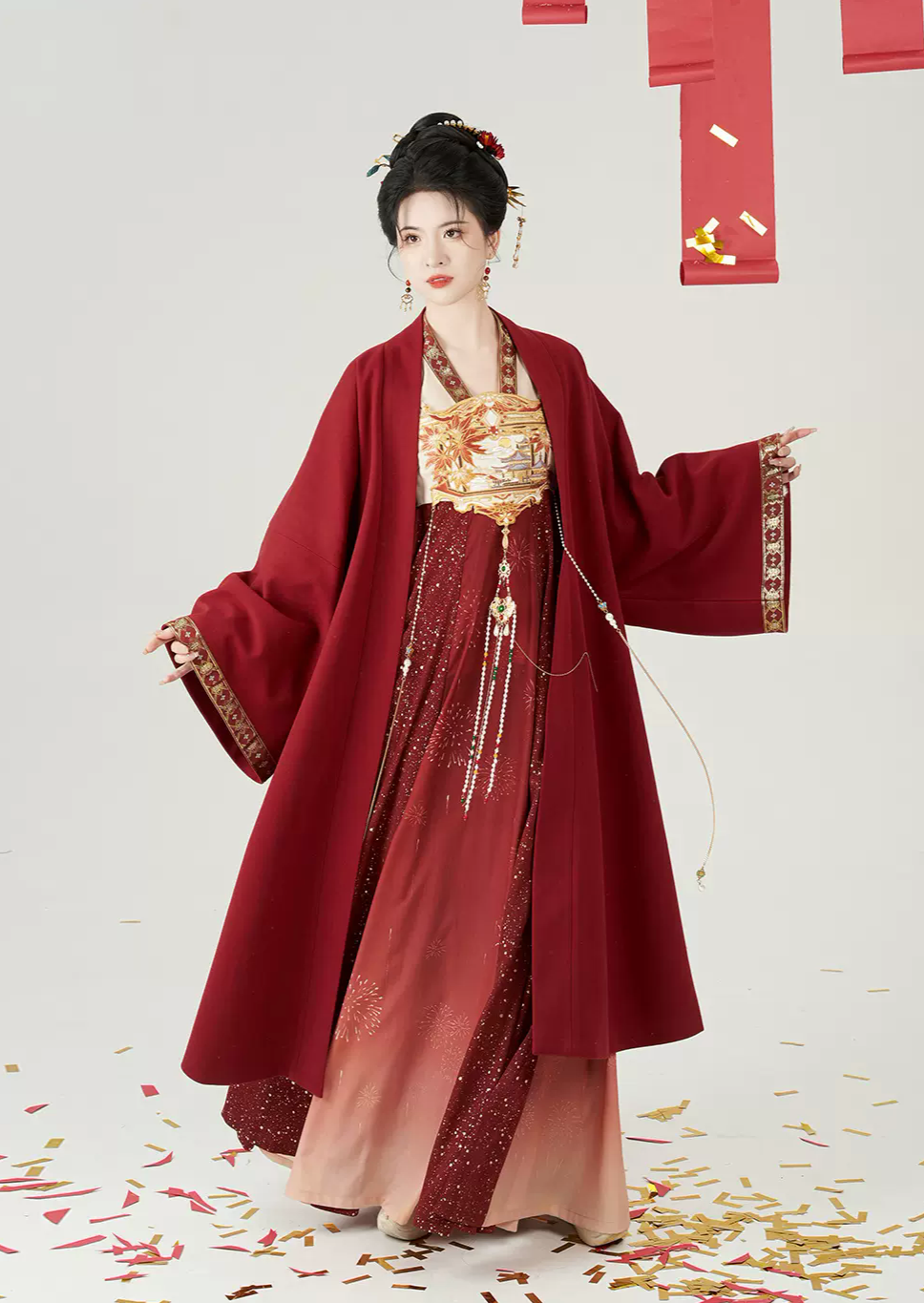 オリジナルの唐時代の漢服にインスピレーションを得た:飛行機の袖と伝統的なストラップドレスが付いた刺繍入りの金色のロングコート