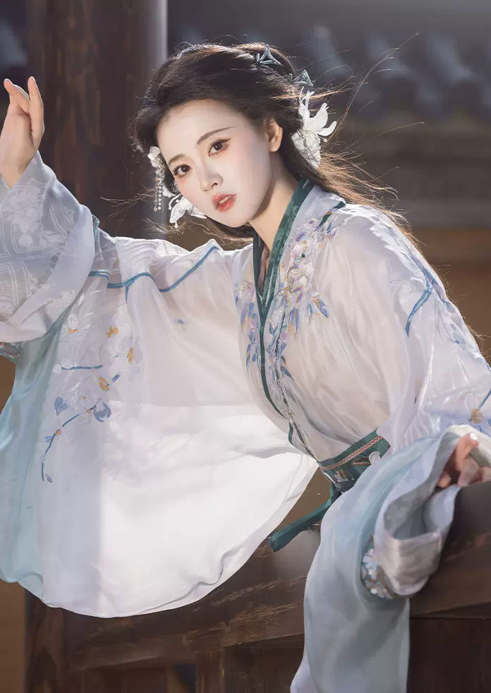 オリジナル漢服 4 点セット: 甦る戦国時代の華麗さ - 精緻な刺繍が施された春夏向けの絶妙な仕立てのローブドレス