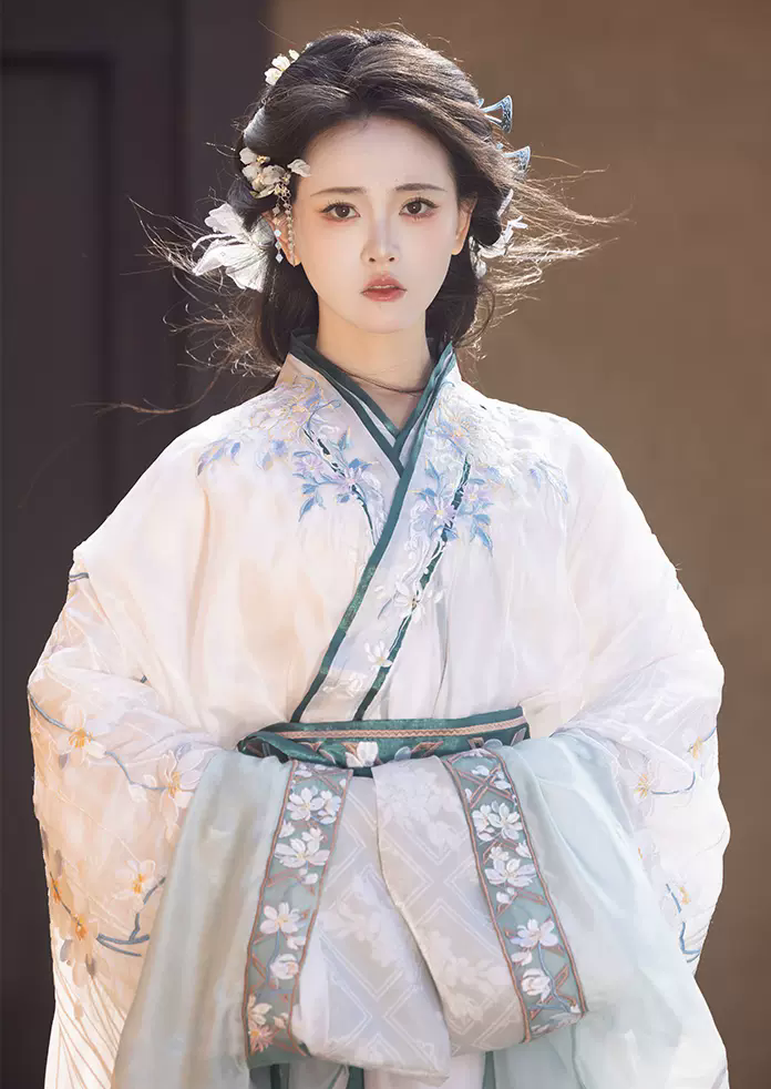 オリジナル漢服 4 点セット: 甦る戦国時代の華麗さ - 精緻な刺繍が施された春夏向けの絶妙な仕立てのローブドレス