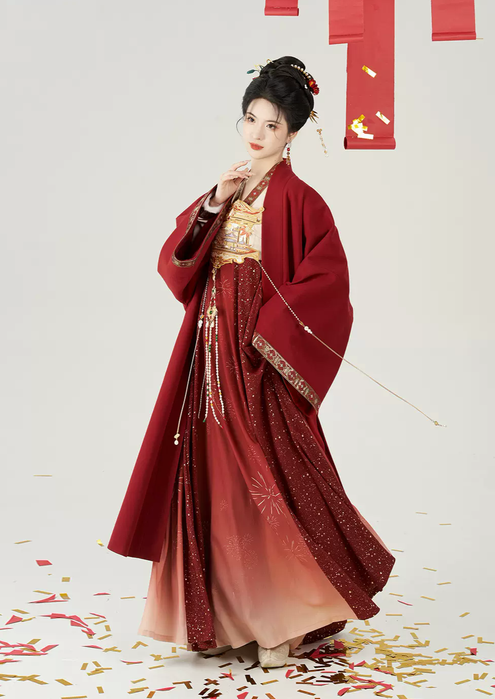 オリジナルの唐時代の漢服にインスピレーションを得た:飛行機の袖と伝統的なストラップドレスが付いた刺繍入りの金色のロングコート