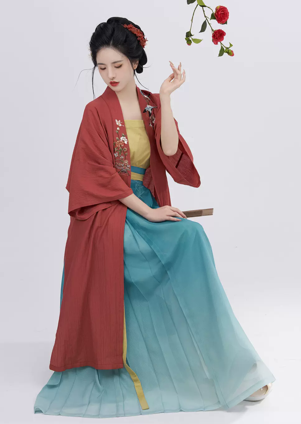 オリジナルの明朝の漢服:女性用の刺繍入り半袖クロスカラーキャミソールとグラデーション馬の顔のスカート