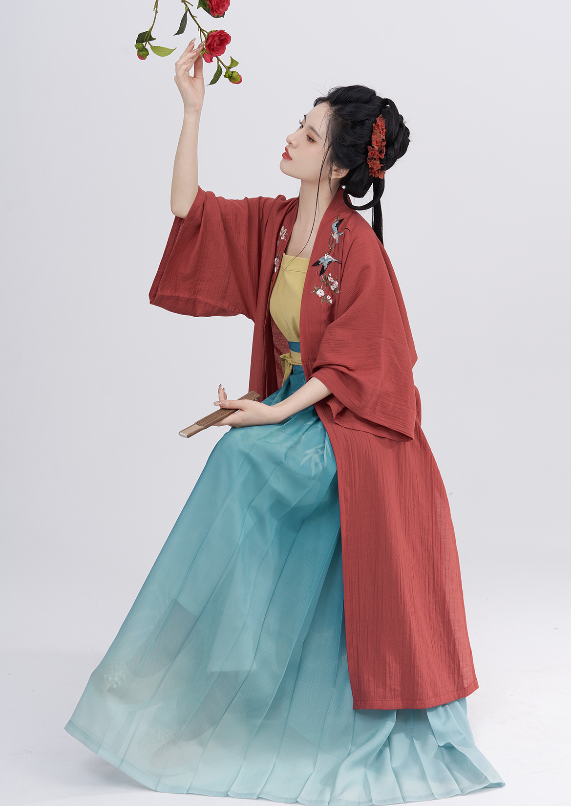オリジナルの明朝の漢服:女性用の刺繍入り半袖クロスカラーキャミソールとグラデーション馬の顔のスカート