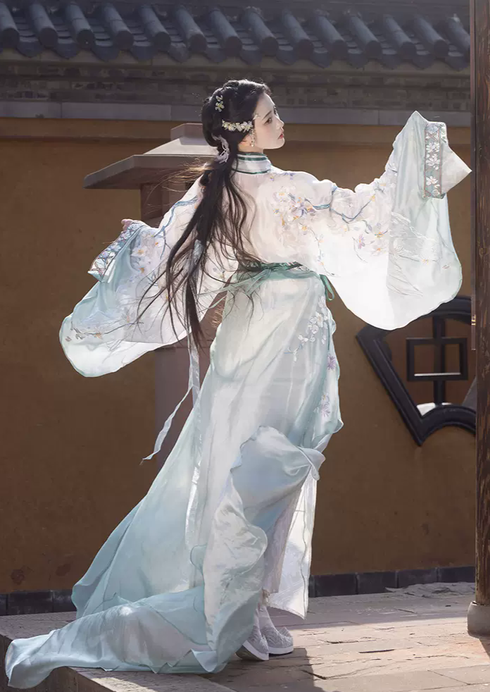 オリジナル漢服 4 点セット: 甦る戦国時代の華麗さ - 精緻な刺繍が施された春夏向けの絶妙な仕立てのローブドレス