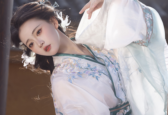 オリジナル漢服 4 点セット: 甦る戦国時代の華麗さ - 精緻な刺繍が施された春夏向けの絶妙な仕立てのローブドレス