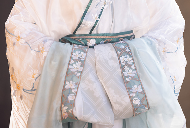 オリジナル漢服 4 点セット: 甦る戦国時代の華麗さ - 精緻な刺繍が施された春夏向けの絶妙な仕立てのローブドレス