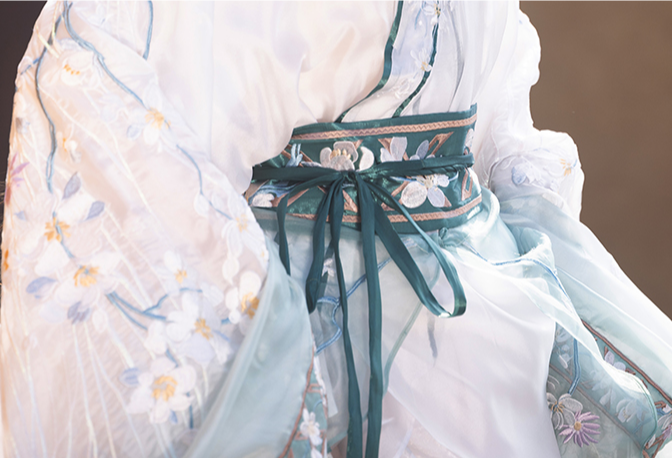 オリジナル漢服 4 点セット: 甦る戦国時代の華麗さ - 精緻な刺繍が施された春夏向けの絶妙な仕立てのローブドレス