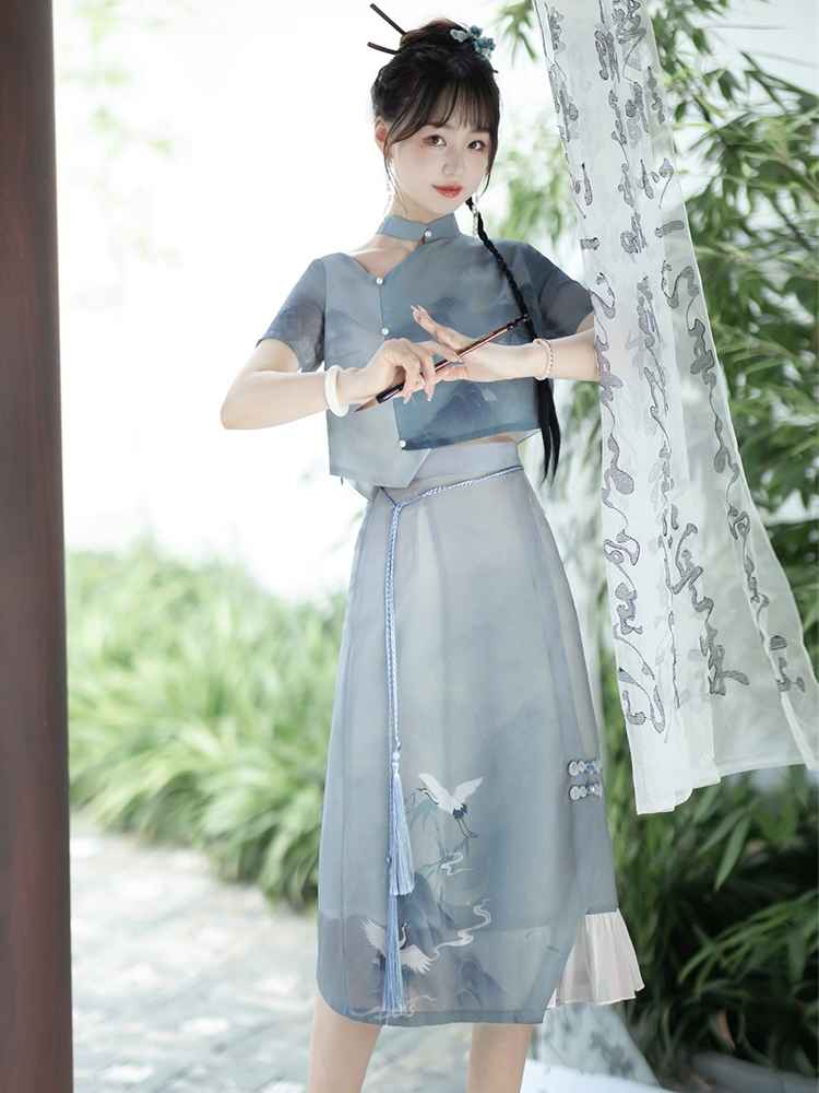 エレガントな夏の漢服アンサンブル: ヴィンテージ中国の要素を取り入れた女性用のモダンな漢服
