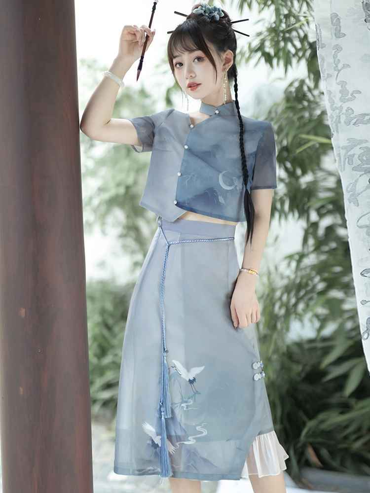 エレガントな夏の漢服アンサンブル: ヴィンテージ中国の要素を取り入れた女性用のモダンな漢服