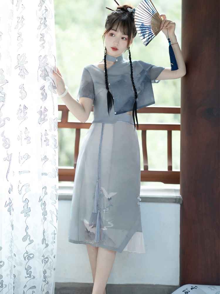 エレガントな夏の漢服アンサンブル: ヴィンテージ中国の要素を取り入れた女性用のモダンな漢服