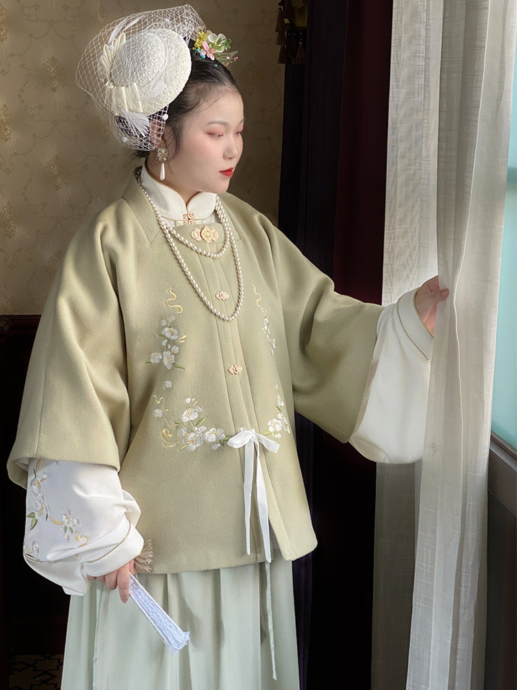 明代のプラスサイズのトップ プラスサイズのオリジナル漢服: 正方形のネックラインと半袖の秋冬のウールのトップ