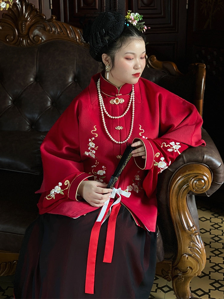 明代のプラスサイズのトップ プラスサイズのオリジナル漢服: 正方形のネックラインと半袖の秋冬のウールのトップ