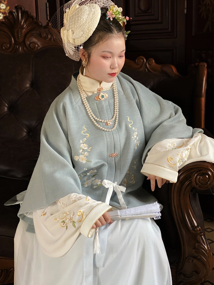 明代のプラスサイズのトップ プラスサイズのオリジナル漢服: 正方形のネックラインと半袖の秋冬のウールのトップ
