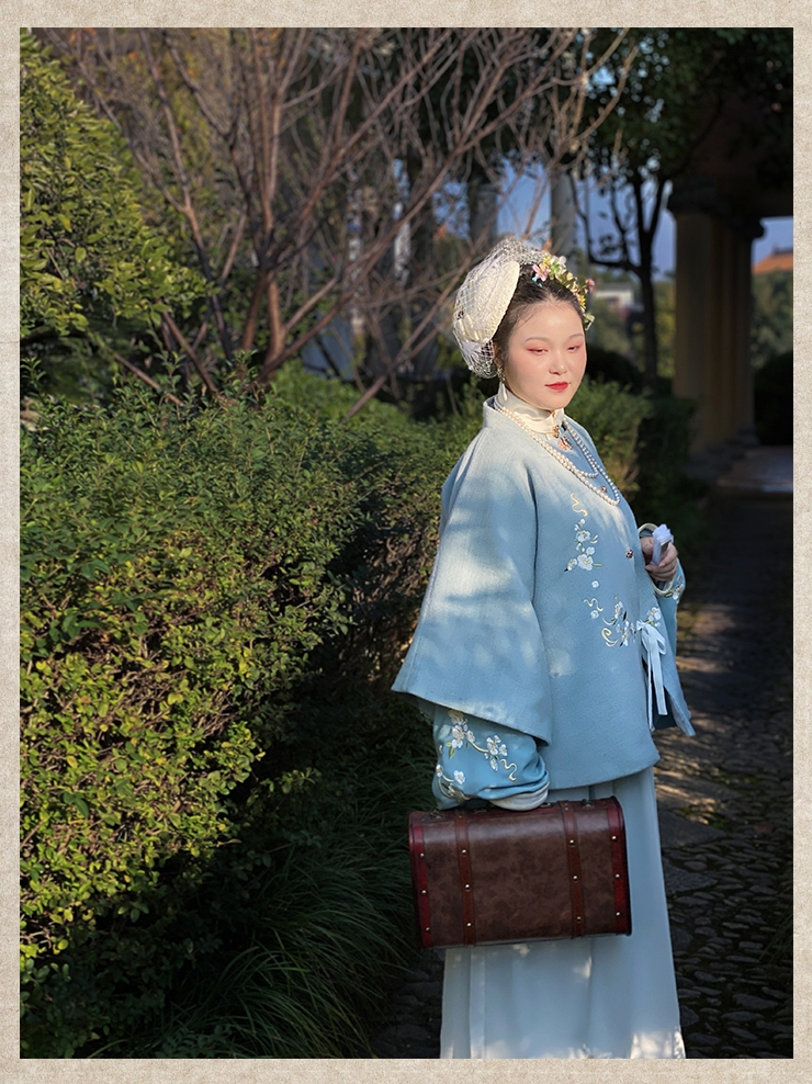 明代のプラスサイズのトップ プラスサイズのオリジナル漢服: 正方形のネックラインと半袖の秋冬のウールのトップ