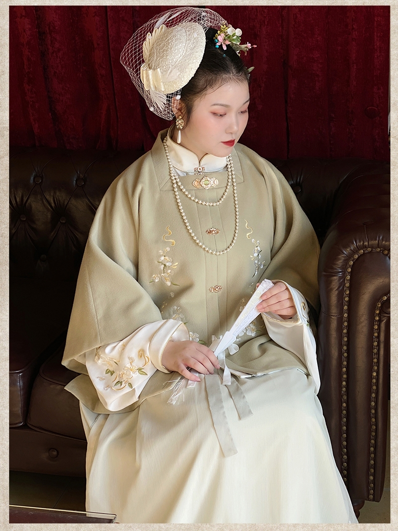 明代のプラスサイズのトップ プラスサイズのオリジナル漢服: 正方形のネックラインと半袖の秋冬のウールのトップ