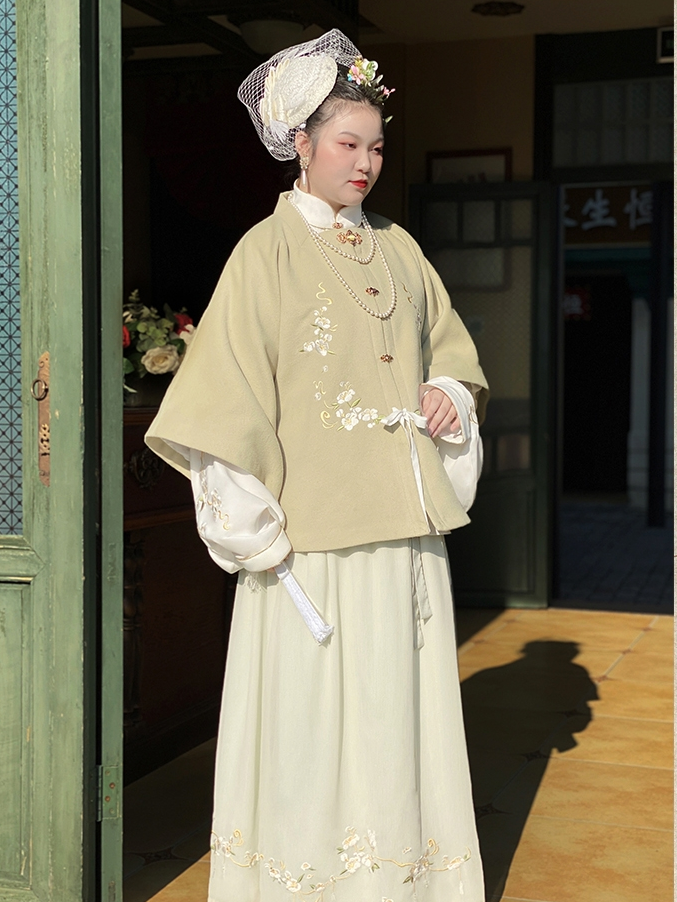 明代のプラスサイズのトップ プラスサイズのオリジナル漢服: 正方形のネックラインと半袖の秋冬のウールのトップ