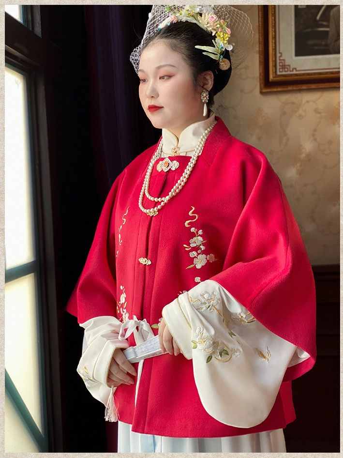 明代のプラスサイズのトップ プラスサイズのオリジナル漢服: 正方形のネックラインと半袖の秋冬のウールのトップ
