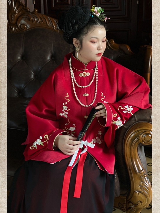 明代のプラスサイズのトップ プラスサイズのオリジナル漢服: 正方形のネックラインと半袖の秋冬のウールのトップ
