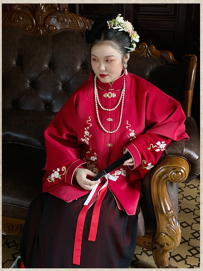 明代のプラスサイズのトップ プラスサイズのオリジナル漢服: 正方形のネックラインと半袖の秋冬のウールのトップ