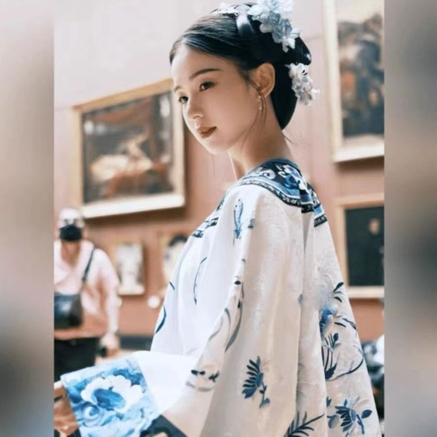 Classical Qing Dynasty Han Women Hanfu Blue and White Porcelain Cloak