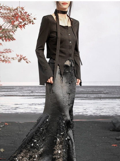 Step into sophistication with our New Chinese-inspired ensemble: a dark fishtail skirt paired elegantly with a black trumpet sweater top. Accentuated with sequined feather satin details, this ensemble exudes luxury and modern elegance. Explore our collection for timeless pieces that seamlessly blend classic Chinese style with contemporary design sensibilities.