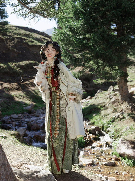 Chiyan Cangxue : Crimson Flame on Pale Snow