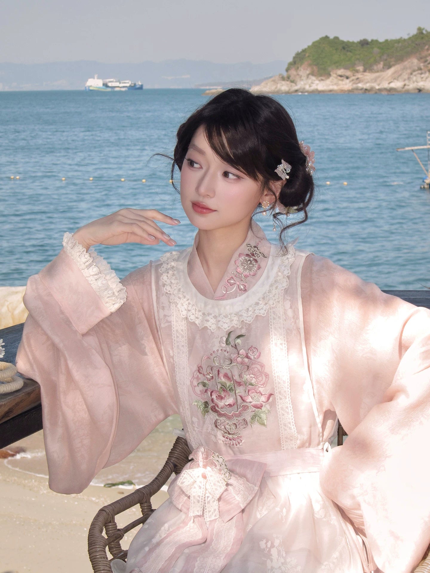 Zhao Hua Xu Yu : Flower Whispers in Light