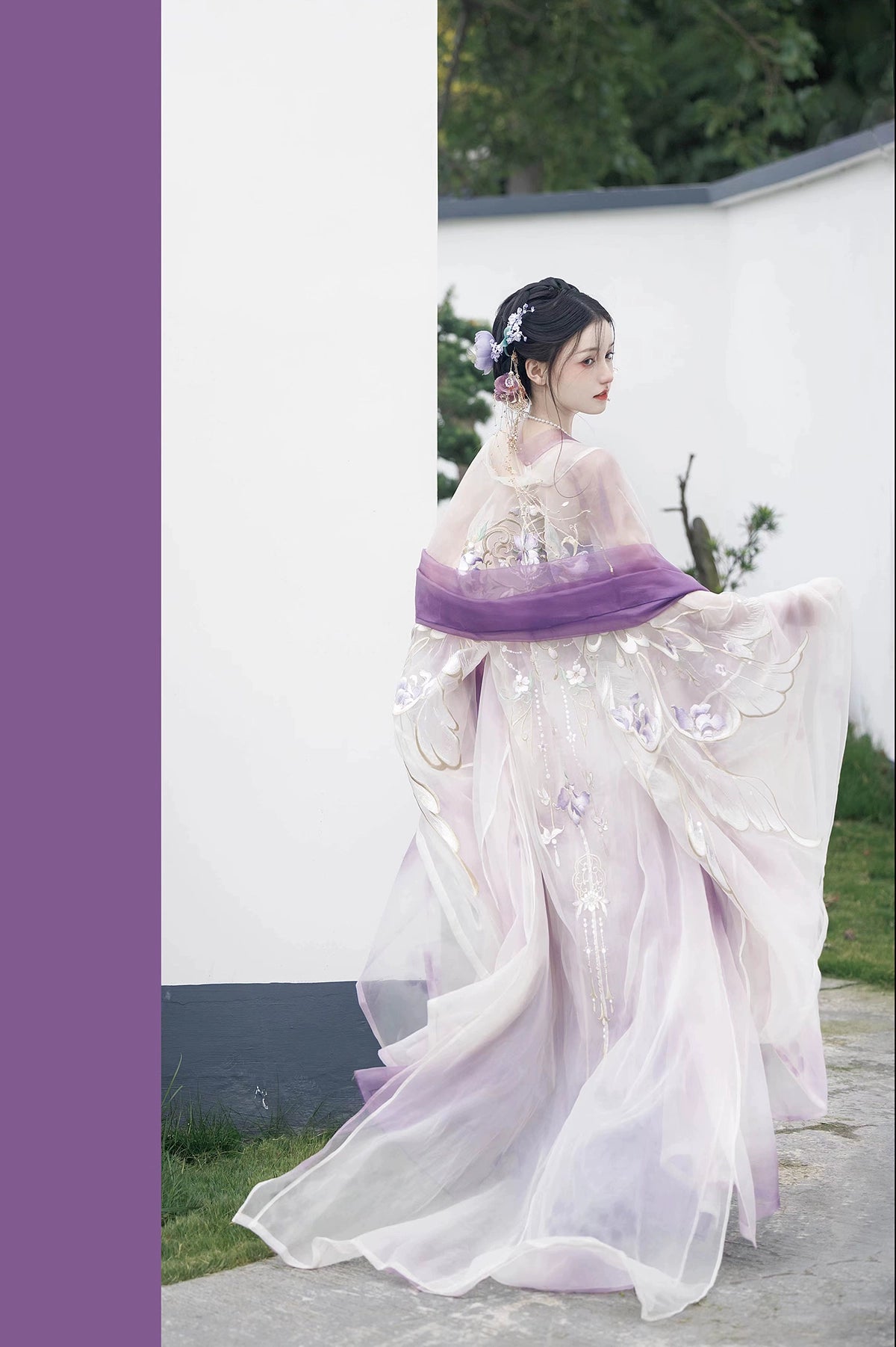 Timeless Fragrance Series Iris Butterfly Hanfu