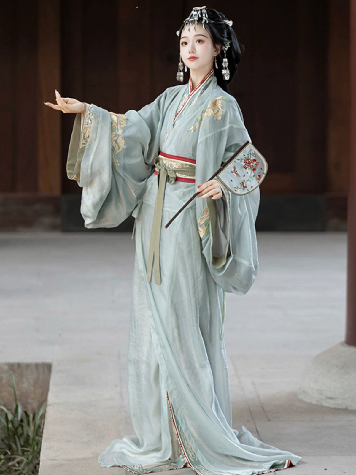 Qin Han Dynasty Female Costume recreates Warring States Robe