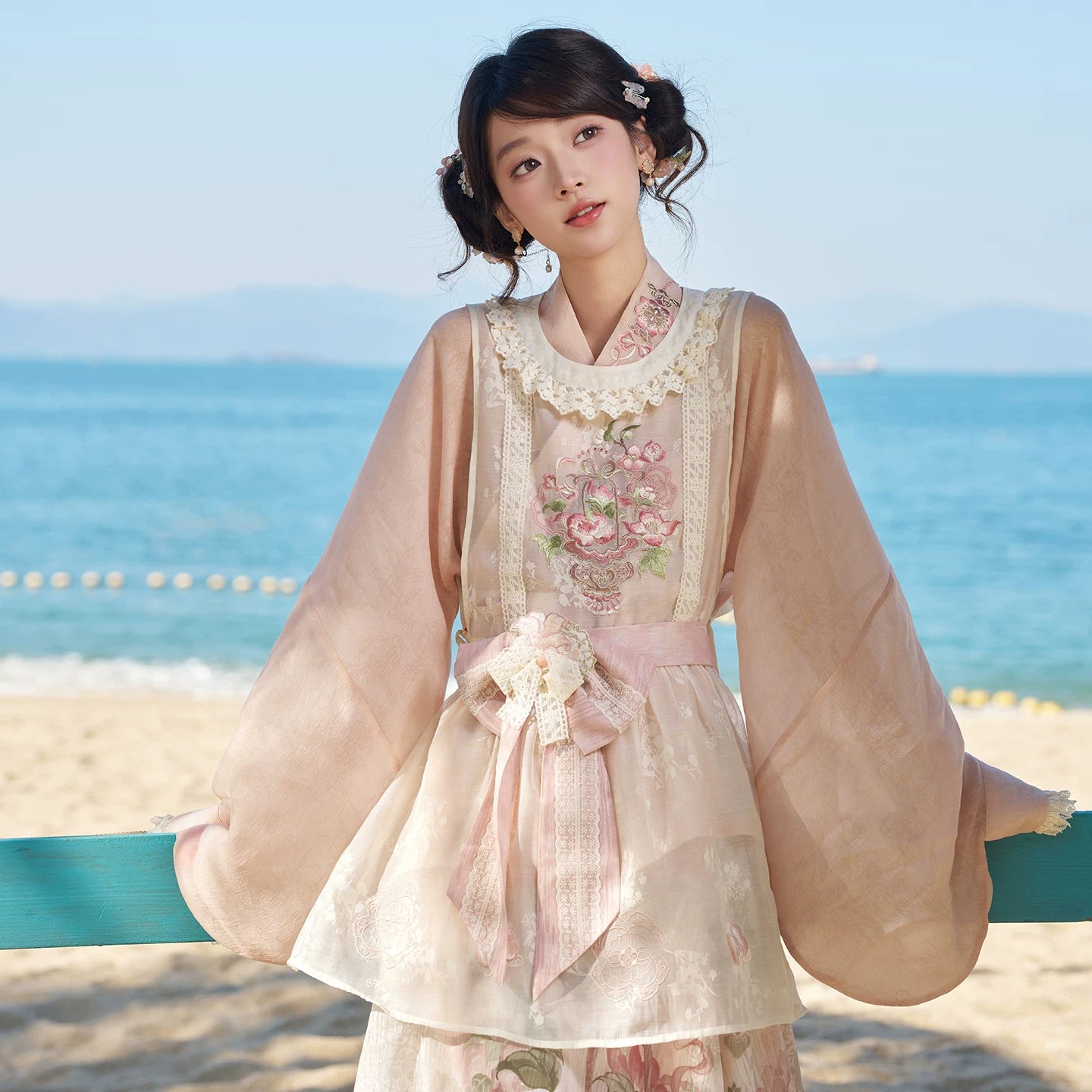 Zhao Hua Xu Yu : Flower Whispers in Light