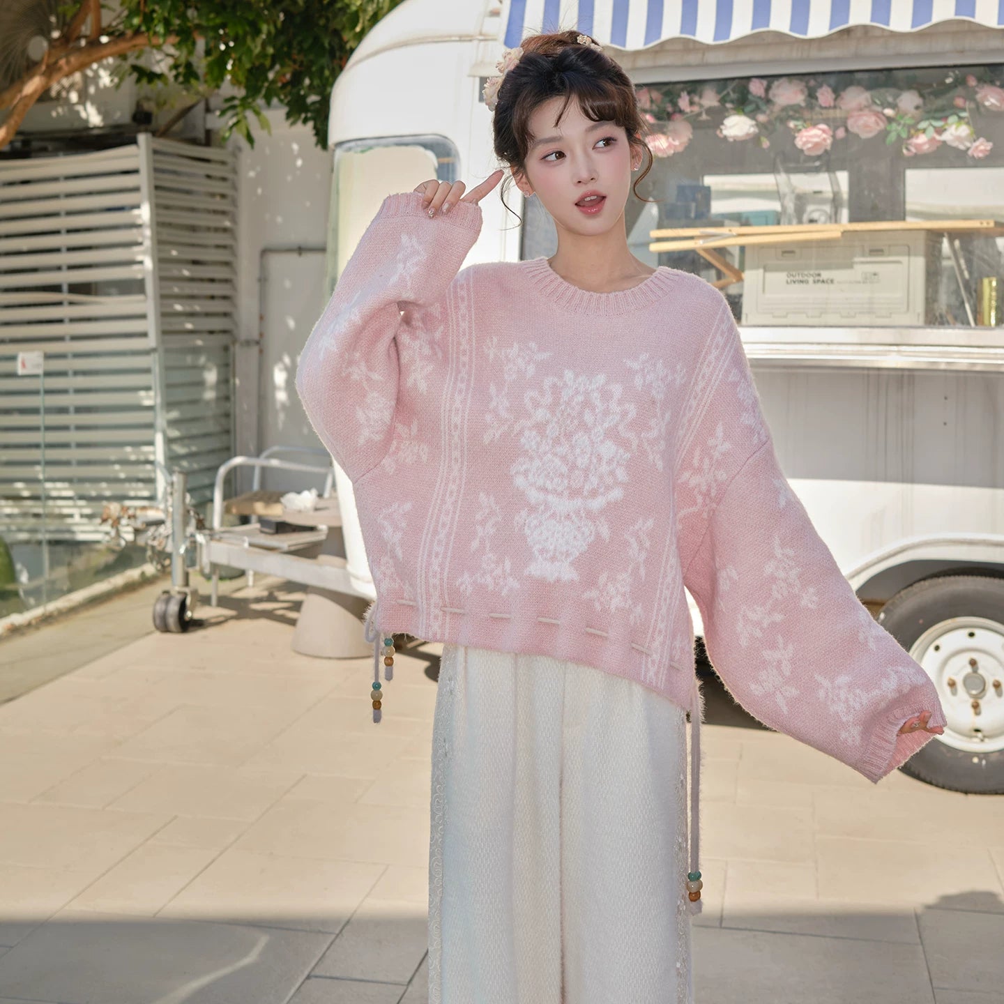 Yu Hua Wu : Dance With Flowers