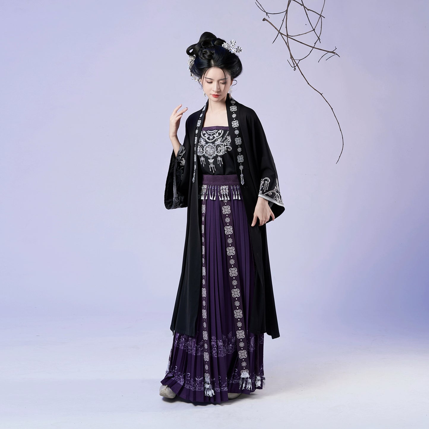 Weaving Modern Hanfu Yanyan Silver Bell