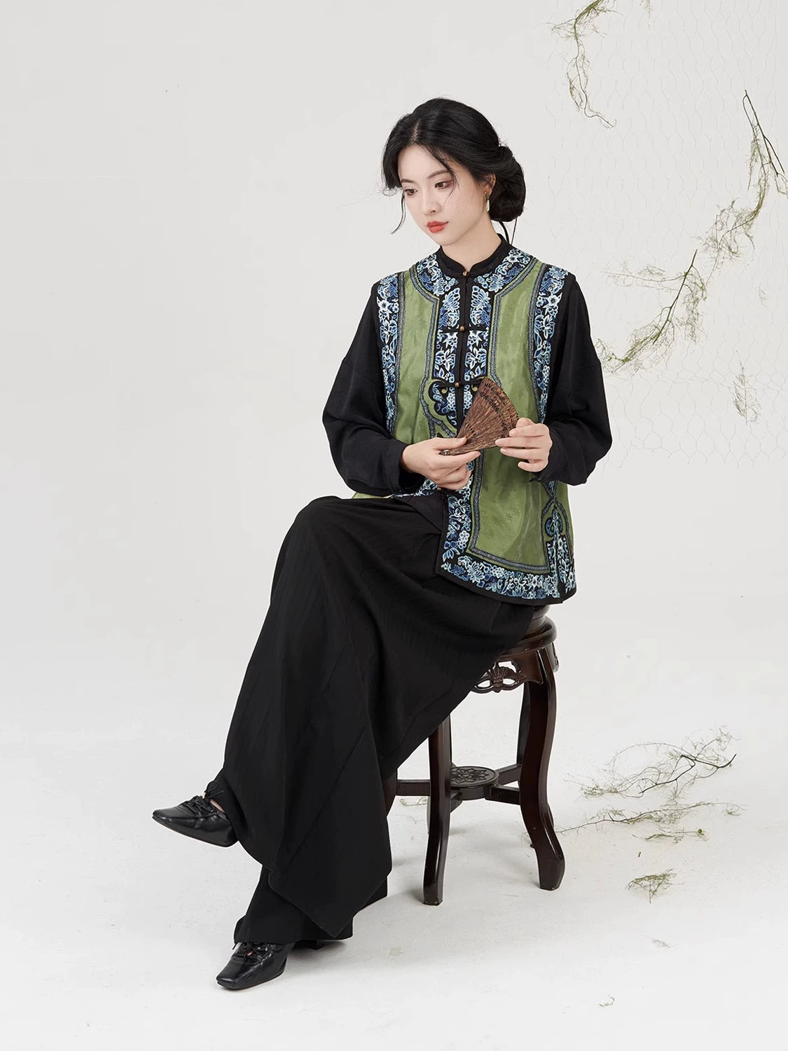 Weaving Modern Hanfu Tea Porcelain