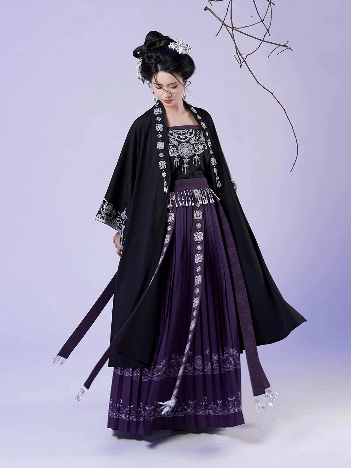 Weaving Modern Hanfu Yanyan Silver Bell