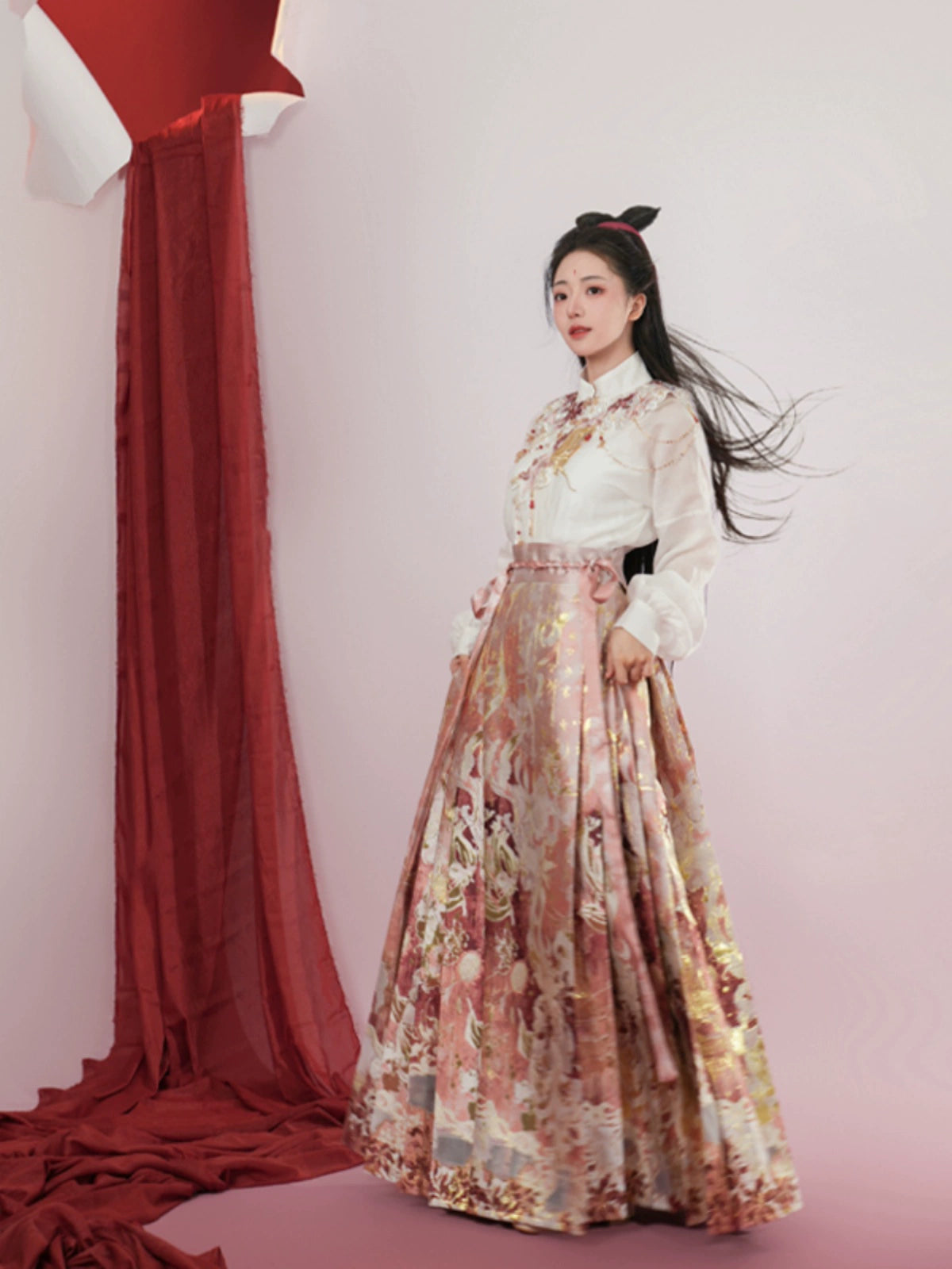 Lookbook Series Yizhige Xiaoqian Gold-Woven Horse-Faced Skirt