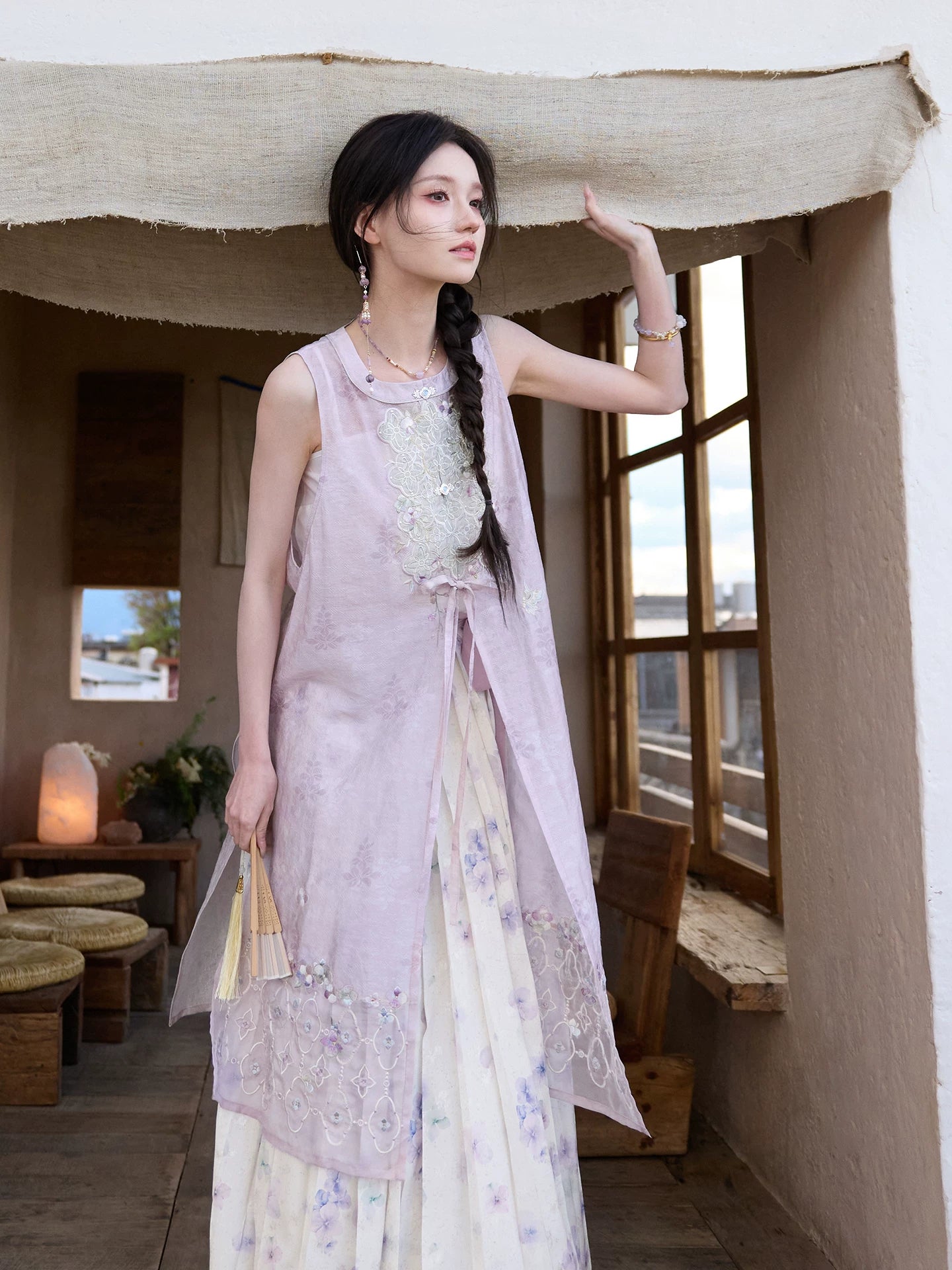 Xiu Luo : Embroidered Vine