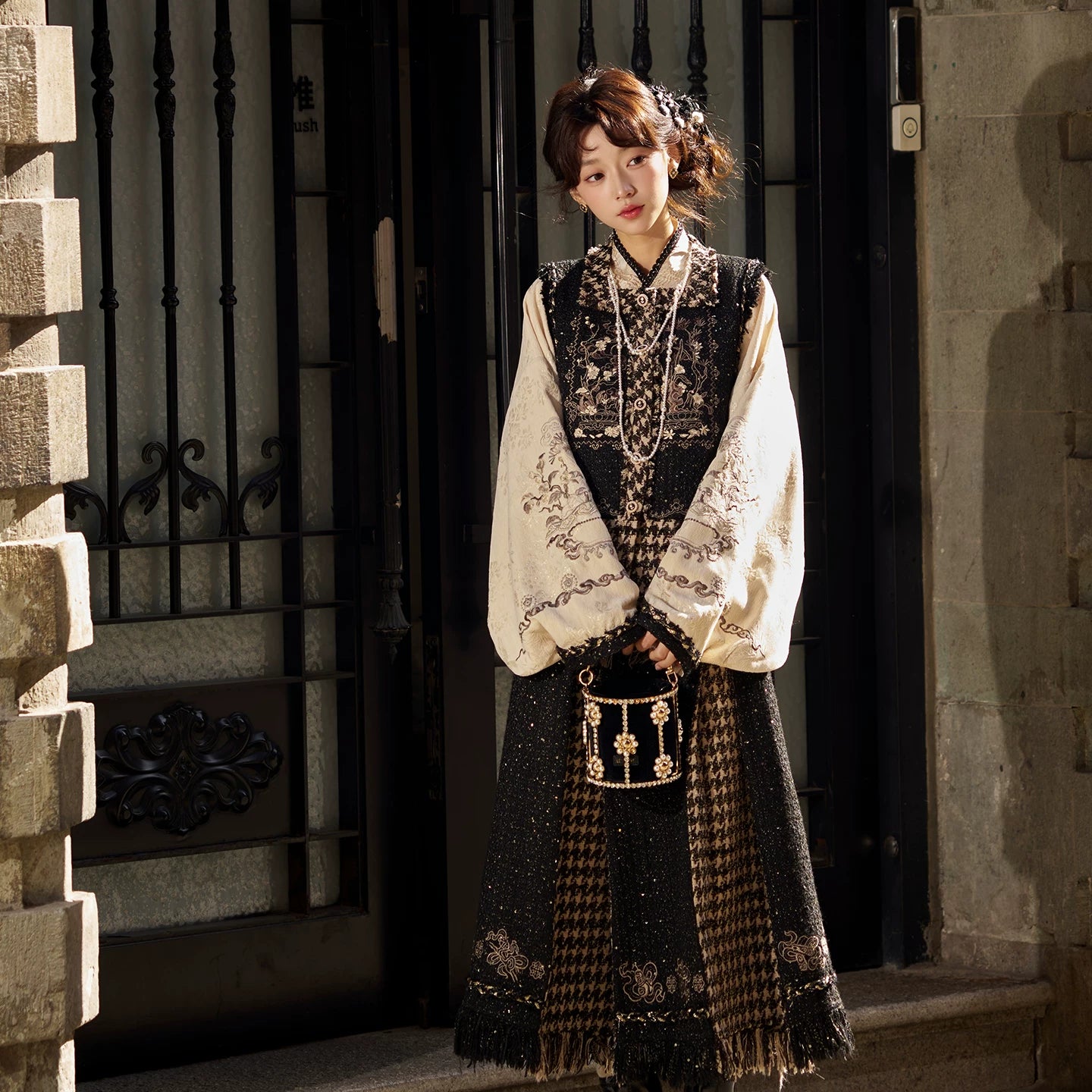 Jin Mo Song Yan : Golden Ink Pine Smoke