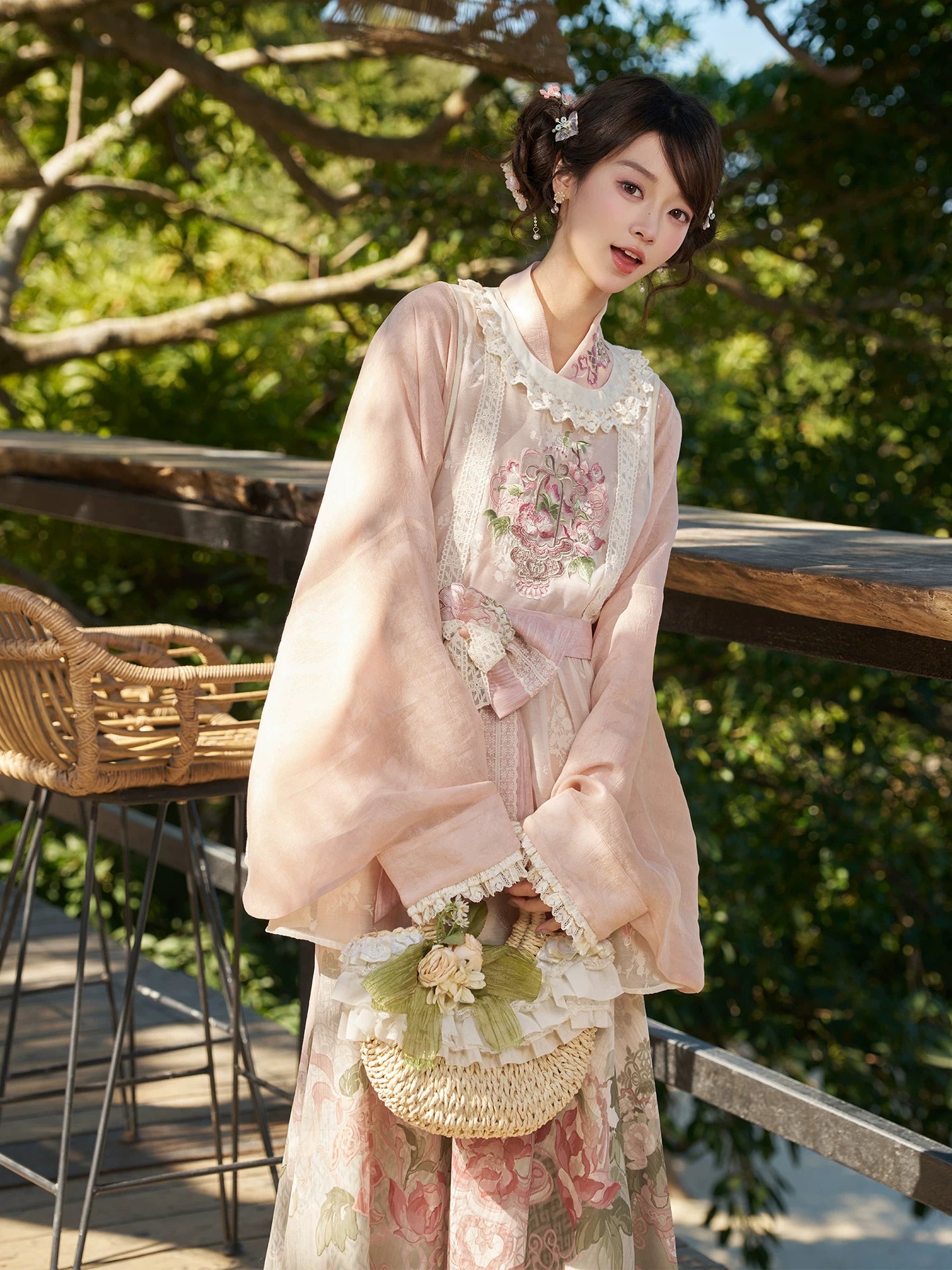 Zhao Hua Xu Yu : Flower Whispers in Light