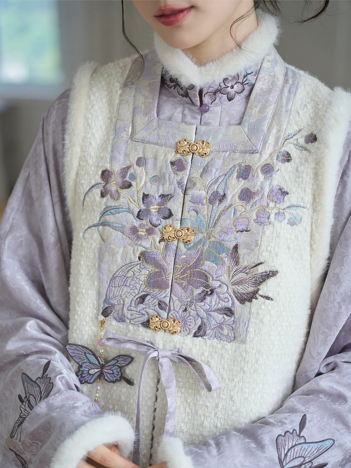 Yu Xian Die ：Jade-Held Butterfly